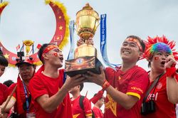 CĐV đội mưa chờ tuyển Việt Nam