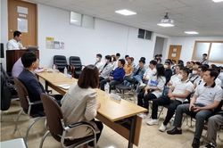 Sức ép kép với lao động trẻ Hàn Quốc