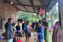 Mưa lớn ở Quảng Ngãi: 2 thôn bị chia cắt, người dân vùng sạt lở phải di dời