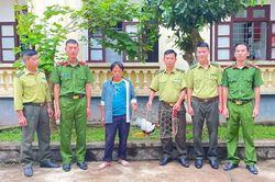Người d&acirc;n Mường Ch&agrave; tự nguyện giao nộp c&aacute; thể g&agrave; l&ocirc;i trắng qu&yacute; hiếm