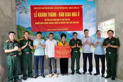 Bàn giao nhà ở cho gia đình người có công tại xã Búng Lao