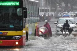 Thời tiết ng&agrave;y 19/8: Bắc Bộ v&agrave; Bắc Trung Bộ mưa lớn, &aacute;p thấp nhiệt đới g&acirc;y s&oacute;ng cao, biển động