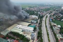 [Video] Khẩn trương khống chế đ&aacute;m ch&aacute;y tại xưởng mộc ở phường Chương Mỹ