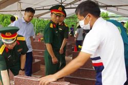 Lấy mẫu hài cốt liệt sĩ chưa xác định được danh tính tại Nghĩa trang liệt sĩ Phúc Trìu
