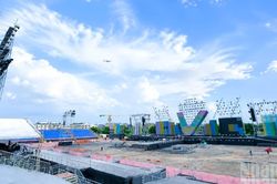 [Ảnh] S&acirc;n khấu 'Tổ quốc trong tim' gấp r&uacute;t ho&agrave;n thiện tại Th&agrave;nh phố Hồ Ch&iacute; Minh