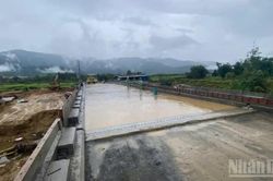 Huế: Sắp hoàn thành cây cầu Cưrso nơi công an từng bế học sinh đến lớp