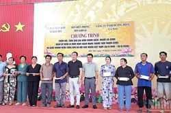 Ấm &aacute;p nghĩa t&igrave;nh qu&acirc;n-d&acirc;n v&ugrave;ng cực nam Tổ quốc