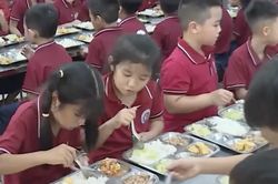 Bữa ăn học đường: Phụ huynh cần được biết gì để cùng giám sát?