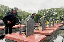 Giữa hàng hàng bia mộ ở nghĩa trang