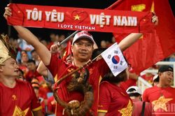 [Ảnh] Sắc đỏ phủ kín Mỹ Đình, tiếp lửa đội tuyển Việt Nam trước Malaysia