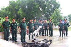 Trung tướng Nguyễn B&aacute; Lực kiểm tra sẵn s&agrave;ng chiến đấu tại Lữ đo&agrave;n 270 v&agrave; Đo&agrave;n Kinh tế - Quốc ph&ograve;ng 516 (Qu&acirc;n khu 5)