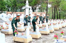 Tổng cục Hậu cần - Kỹ thuật tri ân các anh hùng liệt sĩ tại Quảng Trị
