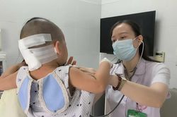 Bé 27 tháng tuổi nguy kịch sau cú ngã nền nhà tưởng chừng không đáng ngại