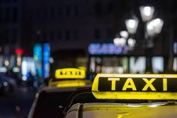 H&agrave; Nội hạn chế taxi, xe hợp đồng dưới 8 chỗ tr&ecirc;n phố Kh&acirc;m Thi&ecirc;n