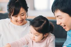 Bài học tài chính bố mẹ cần dạy con thay vì lập 'sổ nợ'