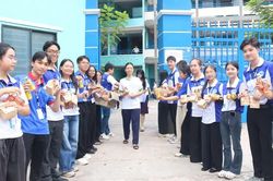 Dấu ấn những màu áo xanh bên mùa thi