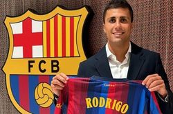 Rodri gia nhập Barcelona, Man City tái thiết tuyến giữa
