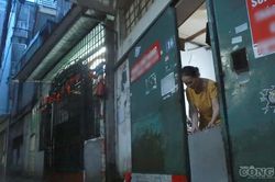 Hà Nội mưa lớn, người dân thấp thỏm canh nước dù đã che chắn kín cửa