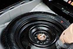 Vì sao ngày càng nhiều ô tô mới không còn lốp dự phòng?