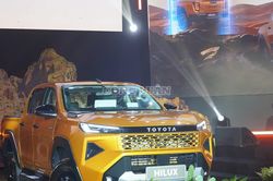 Đang bán chạy, Toyota Hilux vẫn được đại lý giảm giá 40 triệu đồng