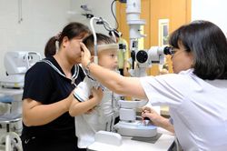 Những tổn thương ở mắt người hút thuốc không nên xem thường