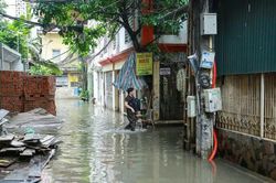 Ứng phó với mưa lớn, Hà Nội huy động 200 xe téc, trực 24/24 tại các 'điểm đen' úng ngập