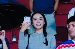 CĐV Thái Lan xếp hàng xuyên đêm, đội mưa mua vé chung kết ASEAN Cup chờ Việt Nam