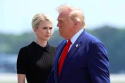 Nữ trợ lý của Tổng thống Trump bỗng dưng thành tâm điểm chú ý sau vụ bí mật đổi máy bay