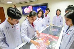 Học phí tiền tỷ, con nhà nghèo có còn 'cửa' vào trường Y?