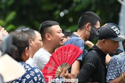 Chen chân xếp hàng mua vé Việt Nam - Malaysia, 'phe vé' ế khách
