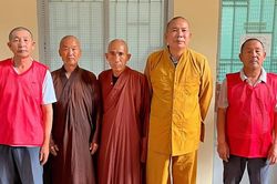 Phát hiện 5 người nước ngoài mặc trang phục tu sĩ mời gọi, bán hàng cho du khách ở chợ Bến Thành