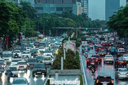 Bầu trời Hà Nội bất ngờ tối sầm giữa ban ngày, nhiều phương tiện phải bật đèn