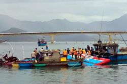 Sóng lớn đánh chìm tàu cá gần cửa biển ở Huế