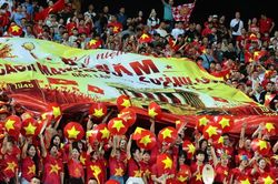 CĐV Việt Nam tạo sắc màu độc đáo trên khán đài Mỹ Đình