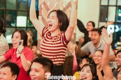 CĐV vỡ òa sau cú đúp của Xuân Son vào lưới Malaysia