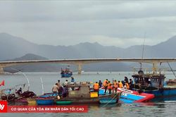 Cứu hộ tàu cá bị chìm tại cửa biển Tư Hiền