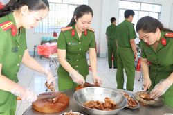 Ấm lòng hình ảnh nữ công an nấu cơm tặng người nghèo, đút cháo cho cụ già