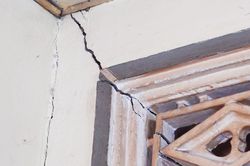 Hàng loạt nhà dân bị nứt tường, sụt lún gần dự án vành đai tại TPHCM