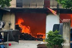 Ch&aacute;y xưởng gỗ ở H&agrave; Nội, kh&oacute;i đen bốc ng&ugrave;n ngụt