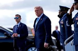 Tổng thống Trump tạm hoãn áp thuế 50% với hàng hóa Canada