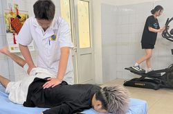 Sau tập thể thao, chân nặng như đeo đá có sao không?