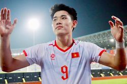 Đình Bắc nhận quà đặc biệt trước trận tuyển Việt Nam đấu Malaysia