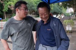 Chủ nh&agrave; n&oacute;i một c&acirc;u, người đ&agrave;n &ocirc;ng ở lại tr&ecirc;n n&uacute;i suốt 25 năm