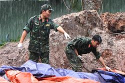 Bộ đội dầm mưa tìm thấy thêm 11 hài cốt liệt sĩ ở công viên Lê Thị Riêng