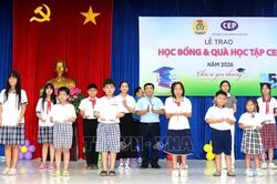 Trao 81 suất học bổng và 200 phần quà cho học sinh có hoàn cảnh khó khăn