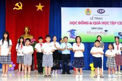 Trao 81 suất học bổng và 200 phần quà cho học sinh có hoàn cảnh khó khăn