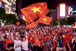 Người hâm mộ TP Hồ Chí Minh ăn mừng Việt Nam vào chung kết ASEAN Cup 2026