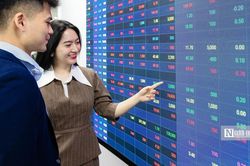 VN-Index trước ngưỡng 1.700 điểm: Dòng tiền trở lại, nhưng rủi ro vẫn chưa hết