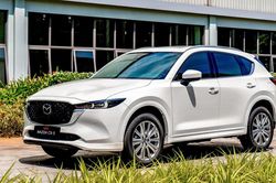Mazda CX-5 chạm đáy giá, giữ chắc ngôi đầu doanh số xe gầm cao