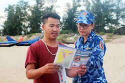 Cảnh s&aacute;t biển đồng h&agrave;nh c&ugrave;ng ngư d&acirc;n tr&ecirc;n c&aacute;nh s&oacute;ng